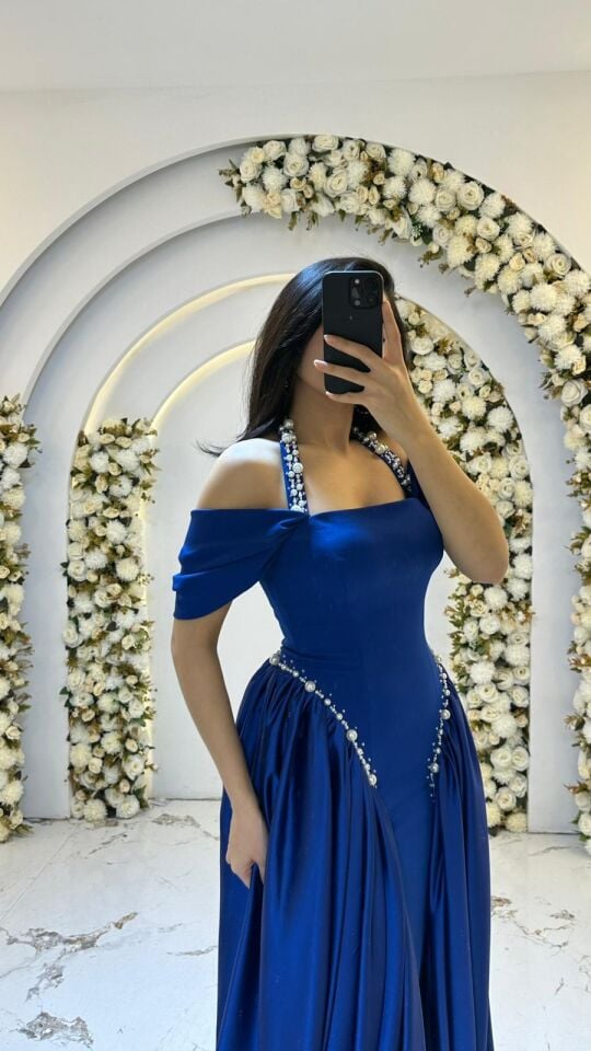 Vücudu saran balık formlu iç kesimin üzerine eklenen, belden dökümlü overskirt parlak taş işlemeleri Gece MavisiAbiye 42