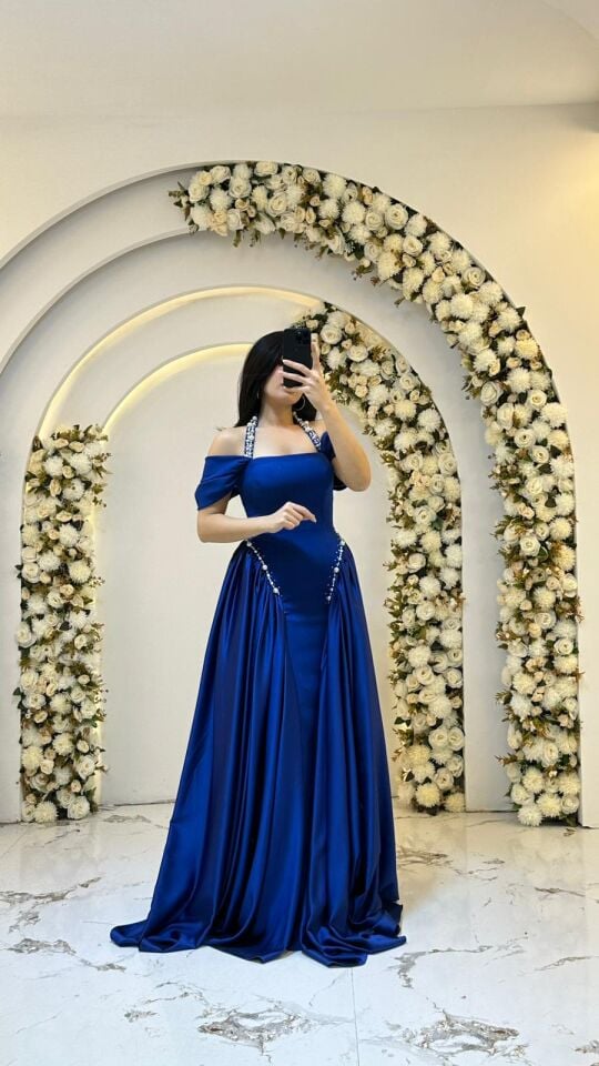 Vücudu saran balık formlu iç kesimin üzerine eklenen, belden dökümlü overskirt parlak taş işlemeleri Gece MavisiAbiye 42