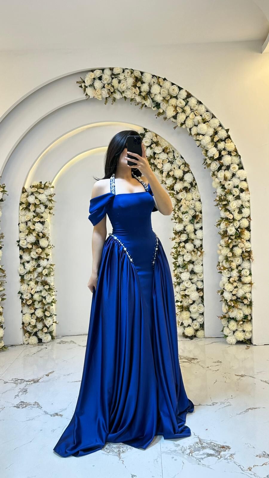 Vücudu saran balık formlu iç kesimin üzerine eklenen, belden dökümlü overskirt parlak taş işlemeleri Gece MavisiAbiye 42