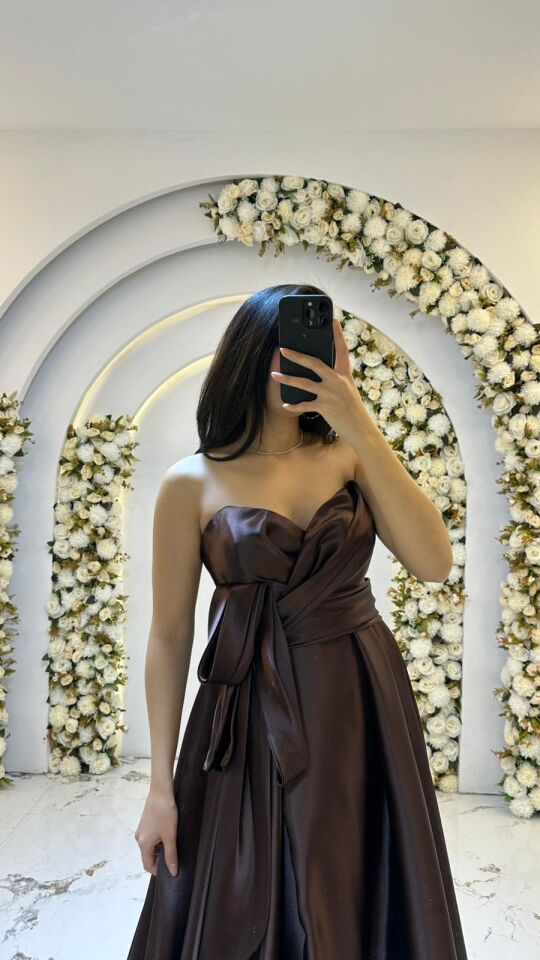 Straplez, kalp yaka kesimi Göğüs kısmında modern bir düğüm ve kuşak detayıyla hareketlendirilmiş bel hattı Kahverengi Abiye 42