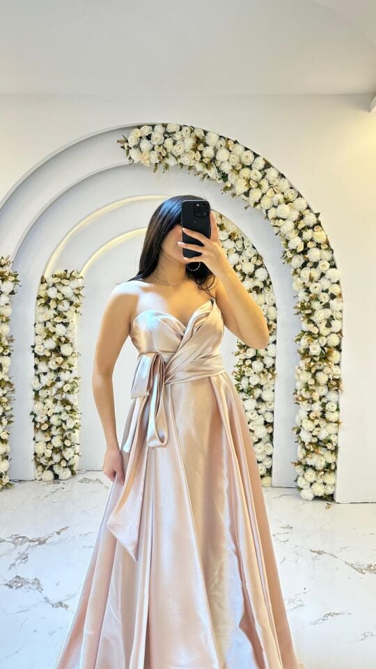 Straplez, kalp yaka kesimi Göğüs kısmında modern bir düğüm ve kuşak detayıyla hareketlendirilmiş bel hattı  Pudra Abiye 42