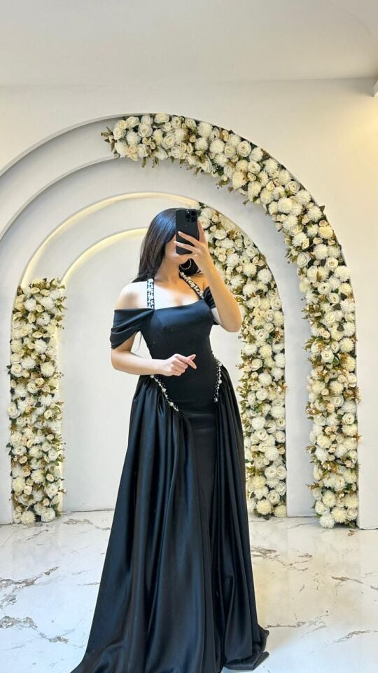 Vücudu saran balık formlu iç kesimin üzerine eklenen, belden dökümlü overskirt parlak taş işlemeleri Siyah Abiye 42