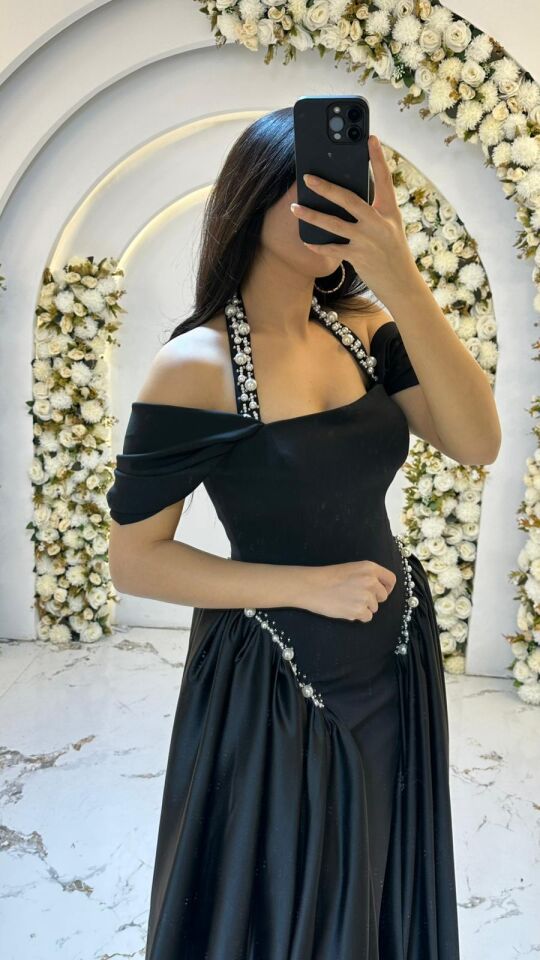 Vücudu saran balık formlu iç kesimin üzerine eklenen, belden dökümlü overskirt parlak taş işlemeleri Siyah Abiye 42