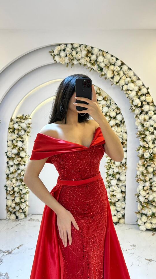 Vücudu saran balık kesim formunda, ışıltılı boncuk ve payet işlemeli Omuzları açıkta bırakan, saten dokulu Işıltılı işlemeli kumaş ile pürüzsüz saten dokulu  Kırmızı Abiye 44