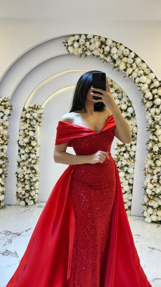Vücudu saran balık kesim formunda, ışıltılı boncuk ve payet işlemeli Omuzları açıkta bırakan, saten dokulu Işıltılı işlemeli kumaş ile pürüzsüz saten dokulu  Kırmızı Abiye 44