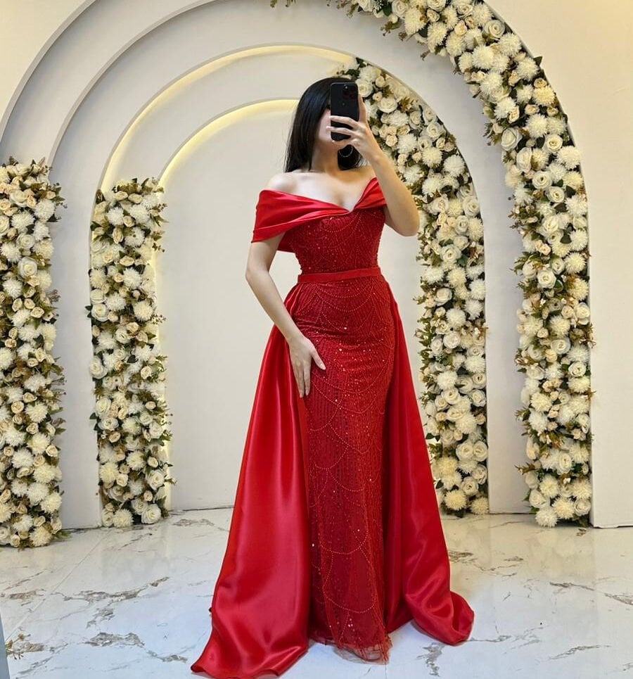 Vücudu saran balık kesim formunda, ışıltılı boncuk ve payet işlemeli Omuzları açıkta bırakan, saten dokulu Işıltılı işlemeli kumaş ile pürüzsüz saten dokulu  Kırmızı Abiye 44