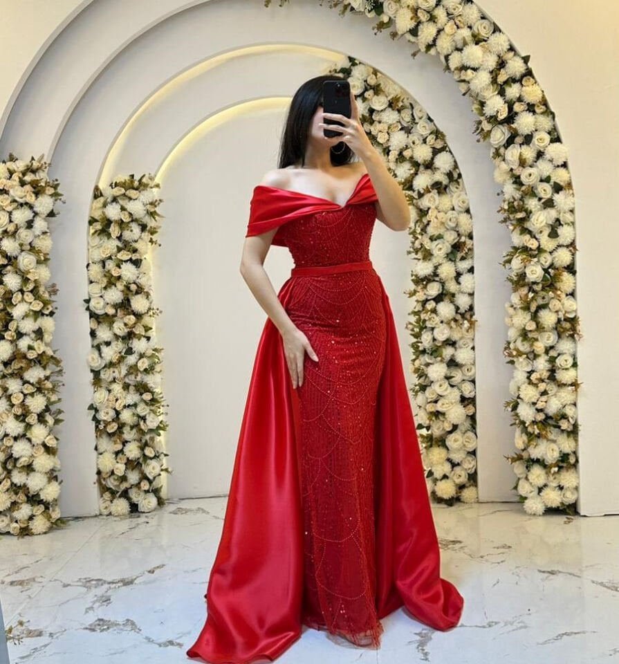 Vücudu saran balık kesim formunda, ışıltılı boncuk ve payet işlemeli Omuzları açıkta bırakan, saten dokulu Işıltılı işlemeli kumaş ile pürüzsüz saten dokulu  Kırmızı Abiye 44