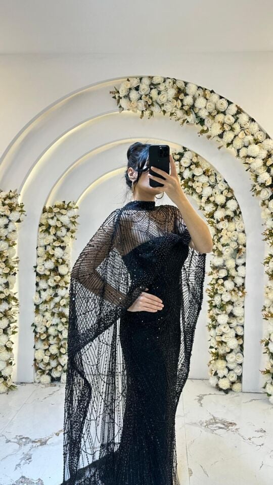 Vücudu saran, balık kesim  Omuzlardan başlayıp yere kadar uzanan, şeffaf tül üzerine işlemeli pelerin Siyah Abiye 42