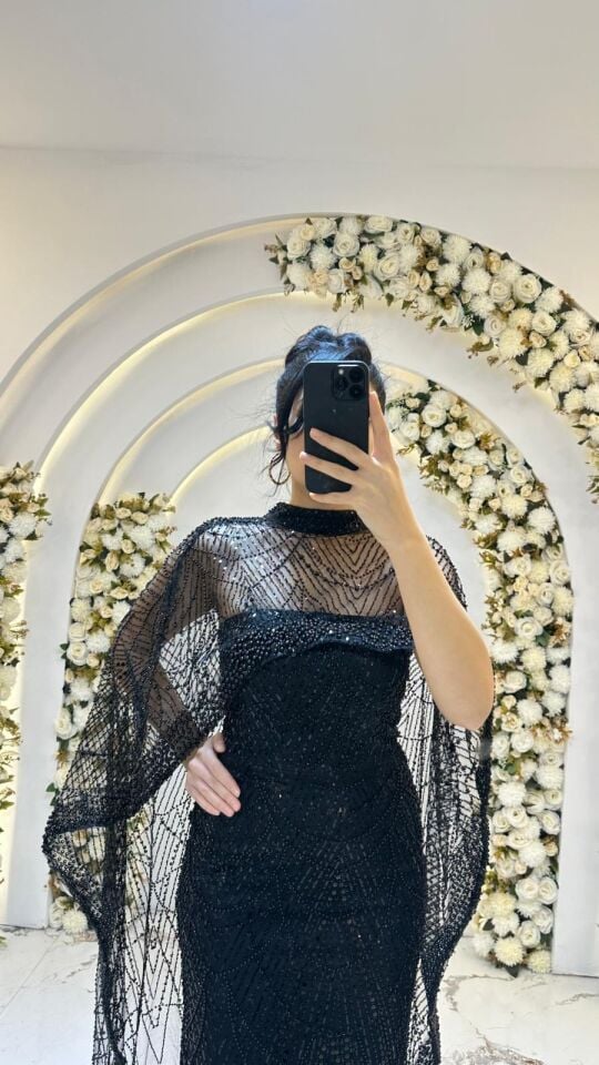 VÜCUDU SARAN BALIK KESİM TAŞ PELERİNLİ SİYAH ABİYE 38