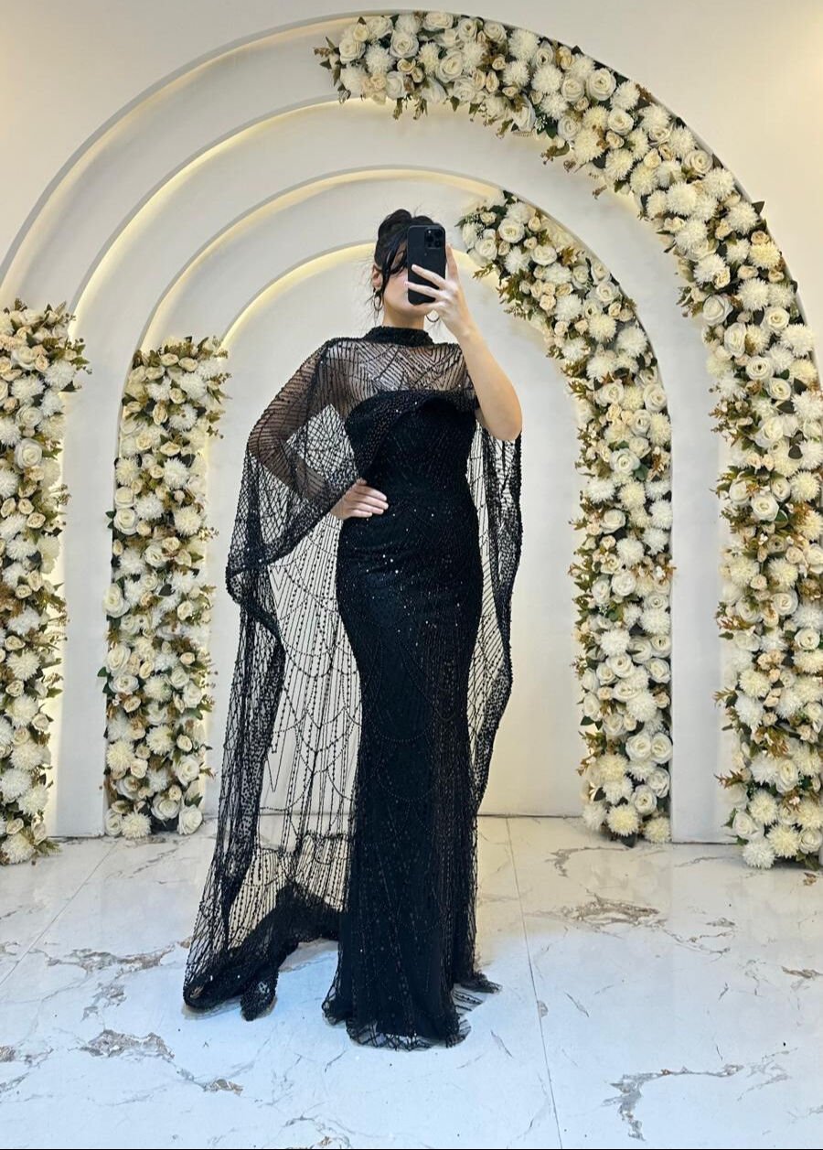 Vücudu saran, balık kesim  Omuzlardan başlayıp yere kadar uzanan, şeffaf tül üzerine işlemeli pelerin Siyah Abiye 42