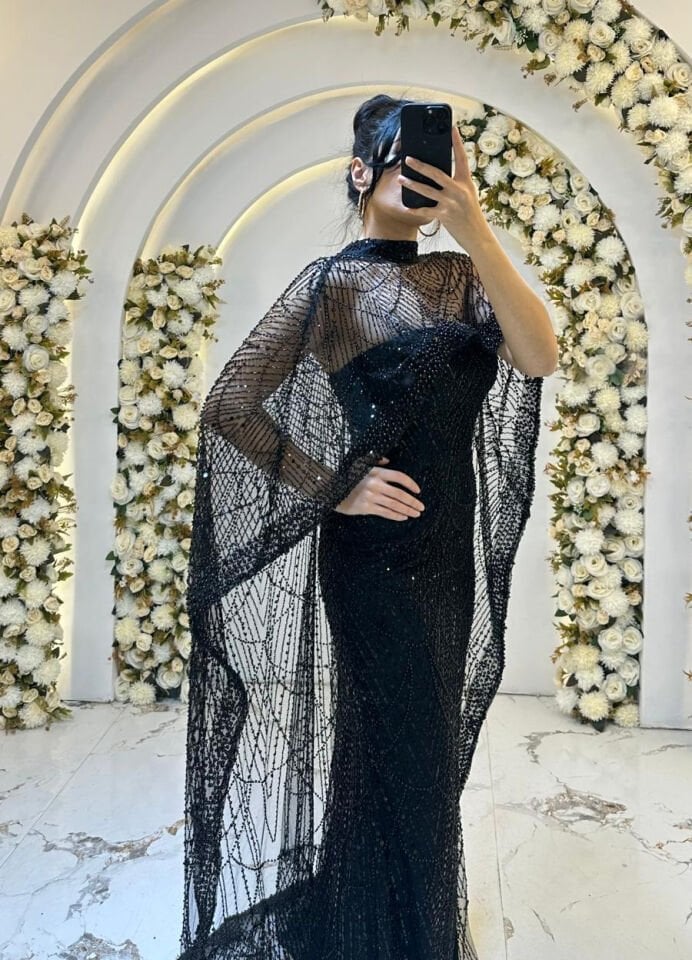 VÜCUDU SARAN BALIK KESİM TAŞ PELERİNLİ SİYAH ABİYE 38