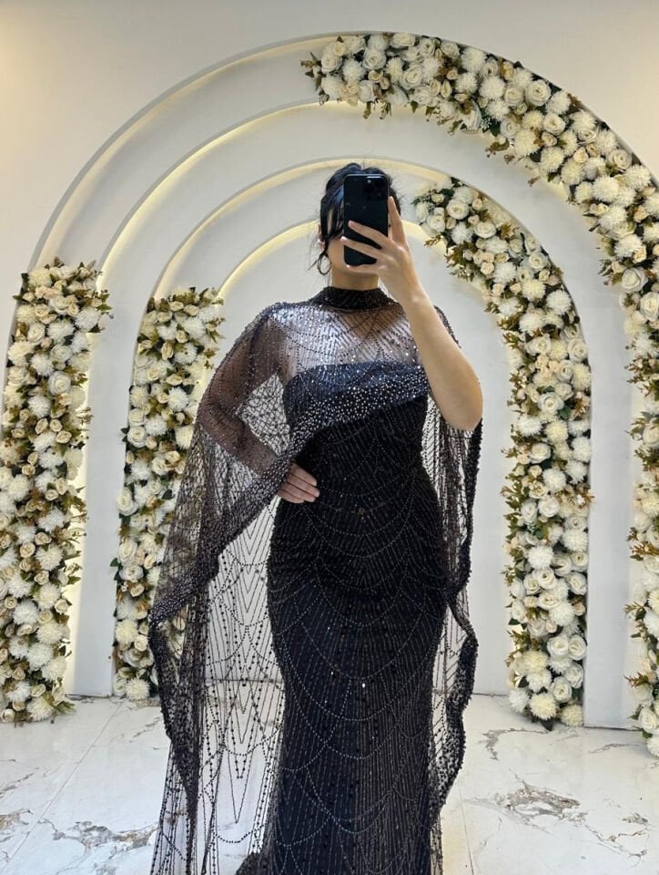 VÜCUDU SARAN BALIK KESİM TAŞ PELERİNLİ KAHVERENGİ ABİYE 42