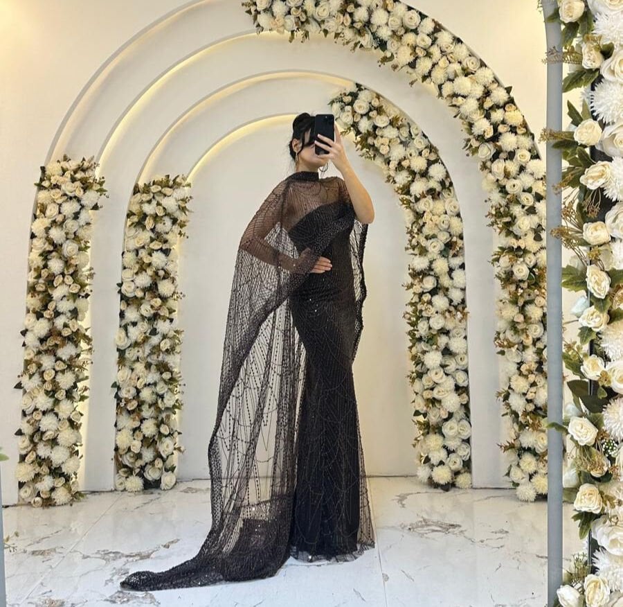 Vücudu saran, balık kesim  Omuzlardan başlayıp yere kadar uzanan, şeffaf tül üzerine işlemeli pelerin Kahverengi  Abiye 42