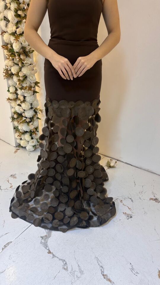 STRAPLEZ KESİM DİZ BOYU TÜL İŞLEMELİ KAHVERENGİ ABİYE  44