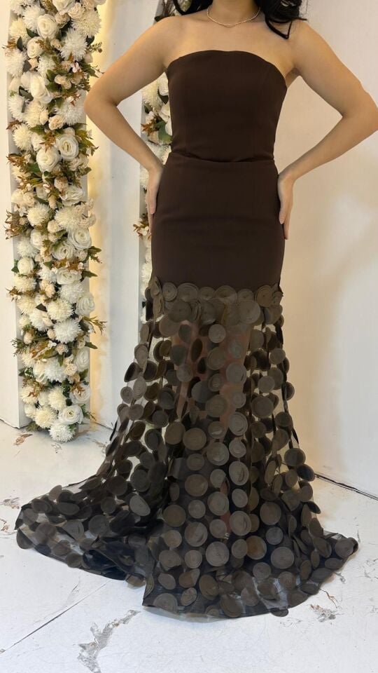 STRAPLEZ KESİM DİZ BOYU TÜL İŞLEMELİ KAHVERENGİ ABİYE 44