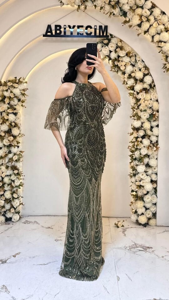 HALTER YAKA OMUZLARI AÇIK PUL PAYET YEŞİL ABİYE 40