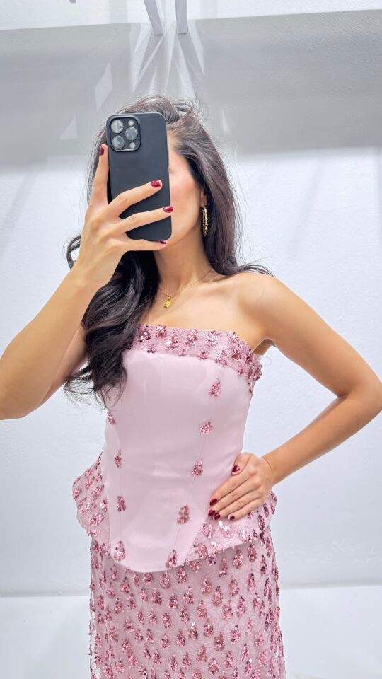 PEMBE KORSE GÖRÜNÜMLÜ  STRAPLEZ YAKA PAYETLİ ABİYE