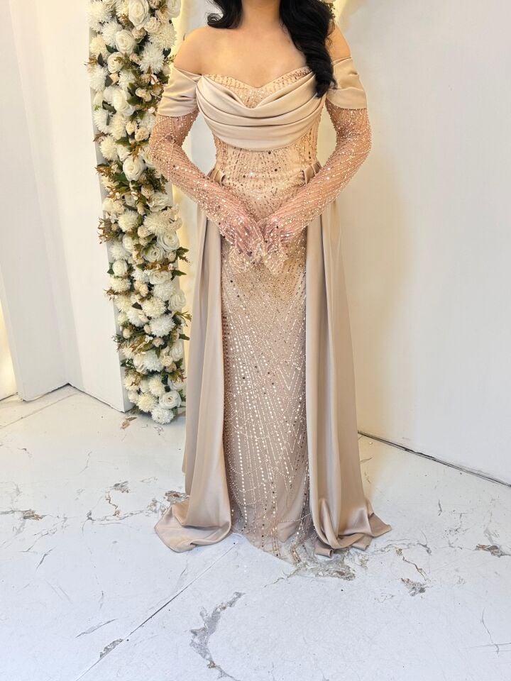 GOLD OMUZ DEKOLTELİ BONCUK UZUN KOL KUYRUKLU ABİYE 42