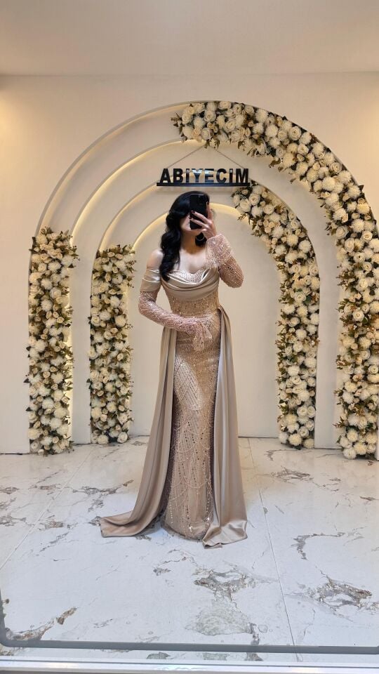 GOLD OMUZ DEKOLTELİ BONCUK UZUN KOL KUYRUKLU ABİYE 42