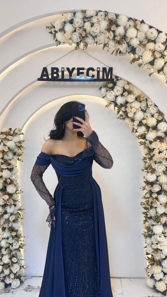 LACİVERT  OMUZ DEKOLTELİ BONCUK UZUN KOL KUYRUKLU ABİYE 44