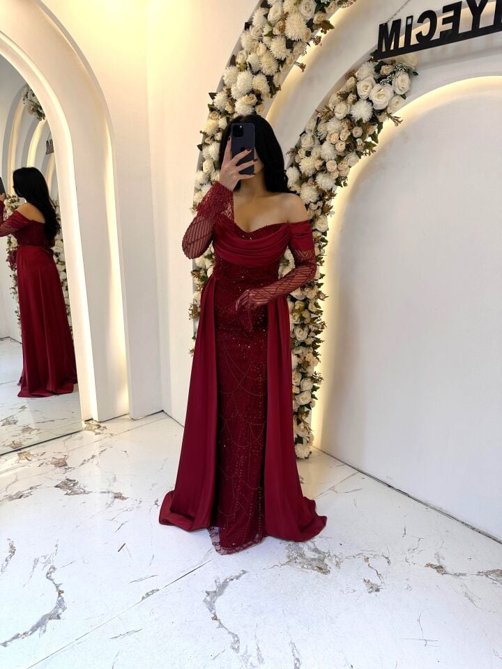 BORDO   OMUZ DEKOLTELİ BONCUK UZUN KOL KUYRUKLU ABİYE 40