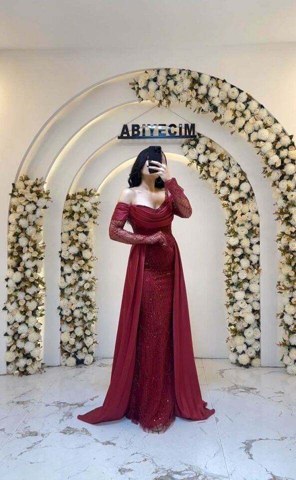BORDO OMUZ DEKOLTELİ BONCUK UZUN KOL KUYRUKLU ABİYE 48