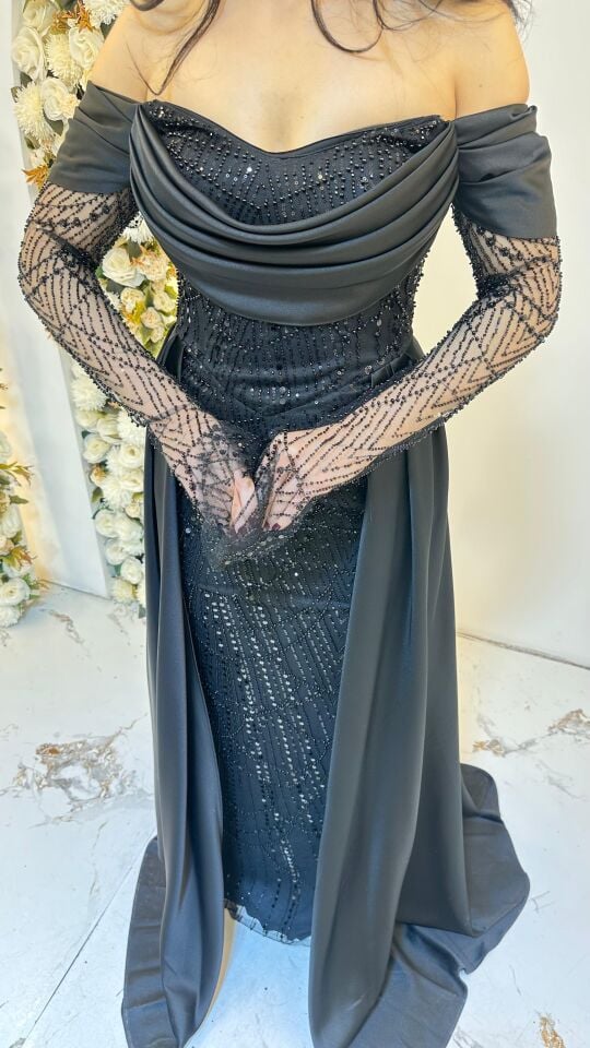 SİYAH  OMUZ DEKOLTELİ BONCUK UZUN KOL KUYRUKLU ABİYE 38