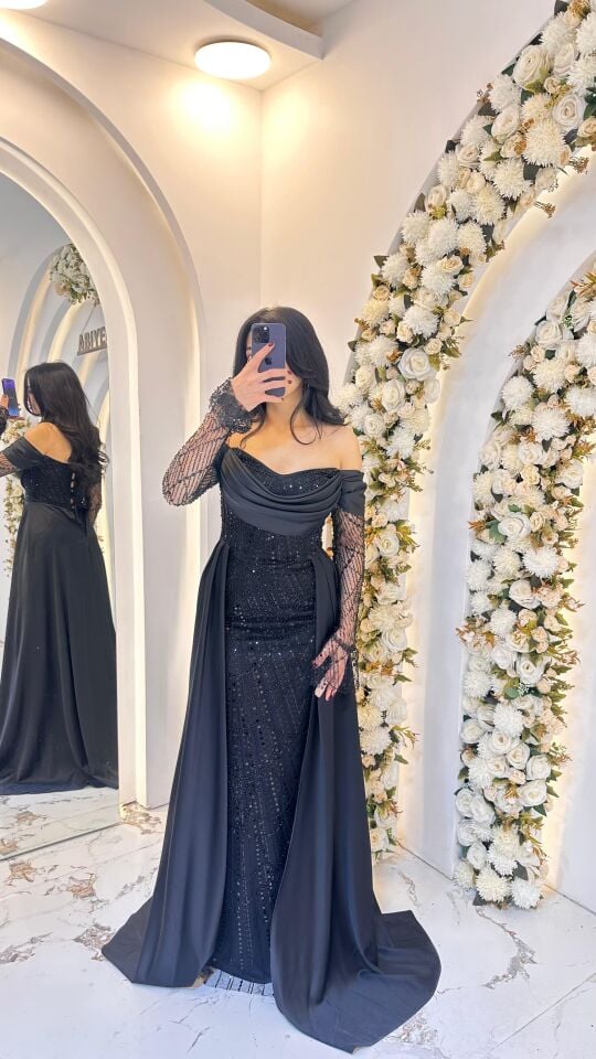 SİYAH  OMUZ DEKOLTELİ BONCUK UZUN KOL KUYRUKLU ABİYE 42