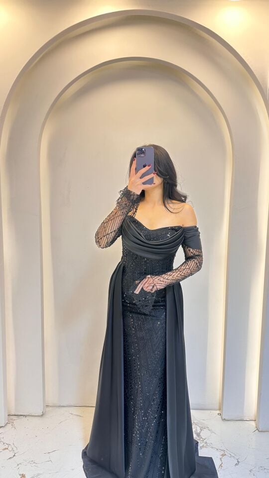 SİYAH  OMUZ DEKOLTELİ BONCUK UZUN KOL KUYRUKLU ABİYE 38