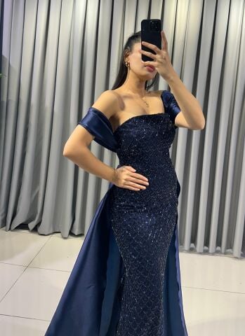 Straplez yaka ve boydan boya pul payet işlemeli Vücudu saran balık göz alıcı Lacivert Abiye 38