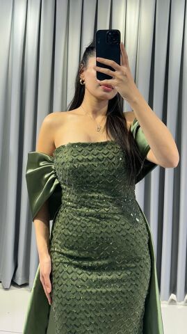 Straplez yaka ve boydan boya pul payet işlemeli Vücudu saran balık göz alıcı  Yeşil Abiye 38