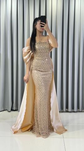 Straplez yaka ve boydan boya pul payet işlemeli Vücudu saran balık göz alıcı  Gold Abiye 44