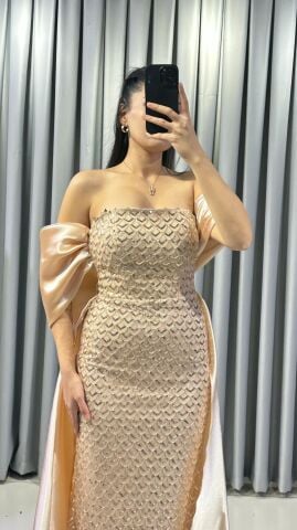 Straplez yaka ve boydan boya pul payet işlemeli Vücudu saran balık göz alıcı  Gold Abiye 44