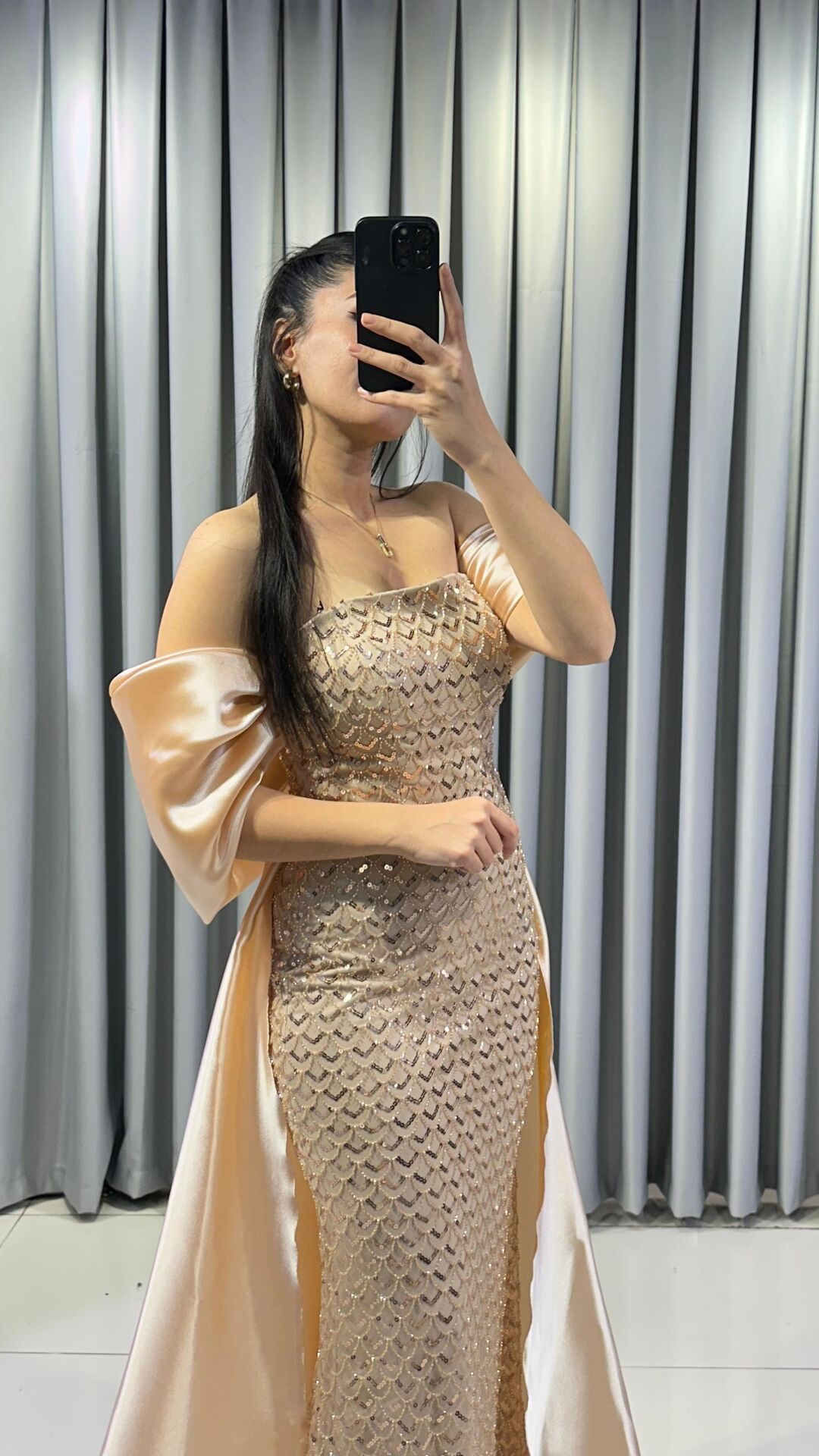 Straplez yaka ve boydan boya pul payet işlemeli Vücudu saran balık göz alıcı  Gold Abiye 44