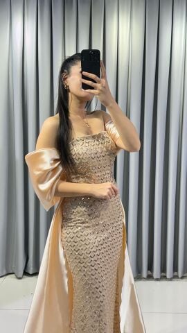 Straplez yaka ve boydan boya pul payet işlemeli Vücudu saran balık göz alıcı  Gold Abiye 44