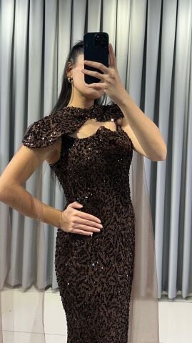 Payetli, uzun, askılı ve tül pelerinli Kahverengi Abiye. 38