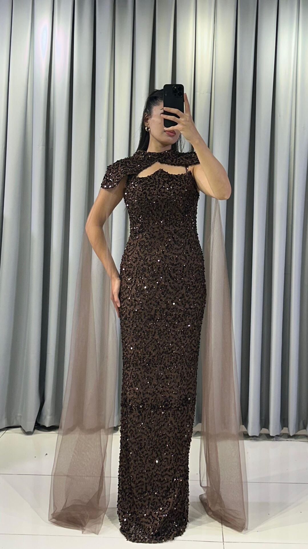 Payetli, uzun, askılı ve tül pelerinli Kahverengi Abiye. 44