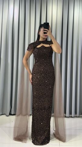 Payetli, uzun, askılı ve tül pelerinli Kahverengi Abiye. 44