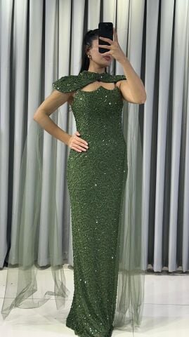 Payetli, uzun, askılı ve tül pelerinli Yeşil Abiye 44