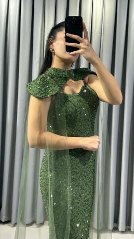 Payetli, uzun, askılı ve tül pelerinli Yeşil Abiye 44