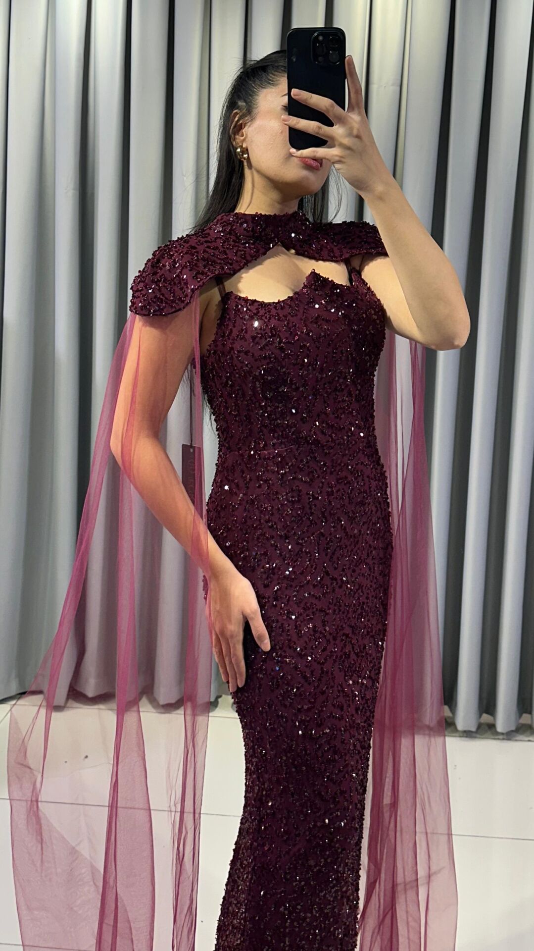 Payetli, uzun, askılı ve tül pelerinli Kırmızı Abiye 38