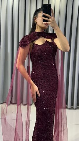 Payetli, uzun, askılı ve tül pelerinli Kırmızı Abiye 44