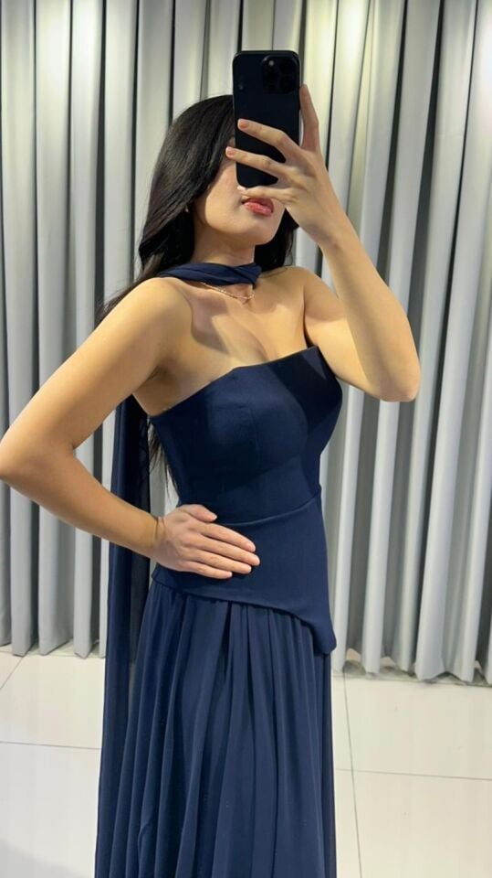 Straplez kesimli zarif drape detaylı uzun, akıcı etekle birleşen, şık sofistike Lacivert Abiye 42