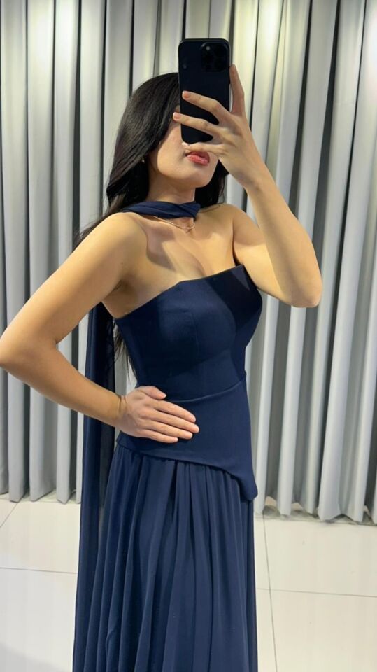 Straplez kesimli zarif drape detaylı uzun, akıcı etekle birleşen, şık sofistike Lacivert Abiye 42