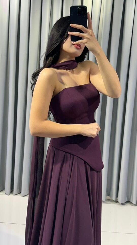 Straplez kesimli zarif drape detaylı uzun, akıcı etekle birleşen, şık sofistike Mürdüm   Abiye 42