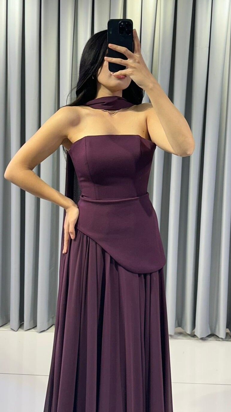 Straplez kesimli zarif drape detaylı uzun, akıcı etekle birleşen, şık sofistike Mürdüm   Abiye 38