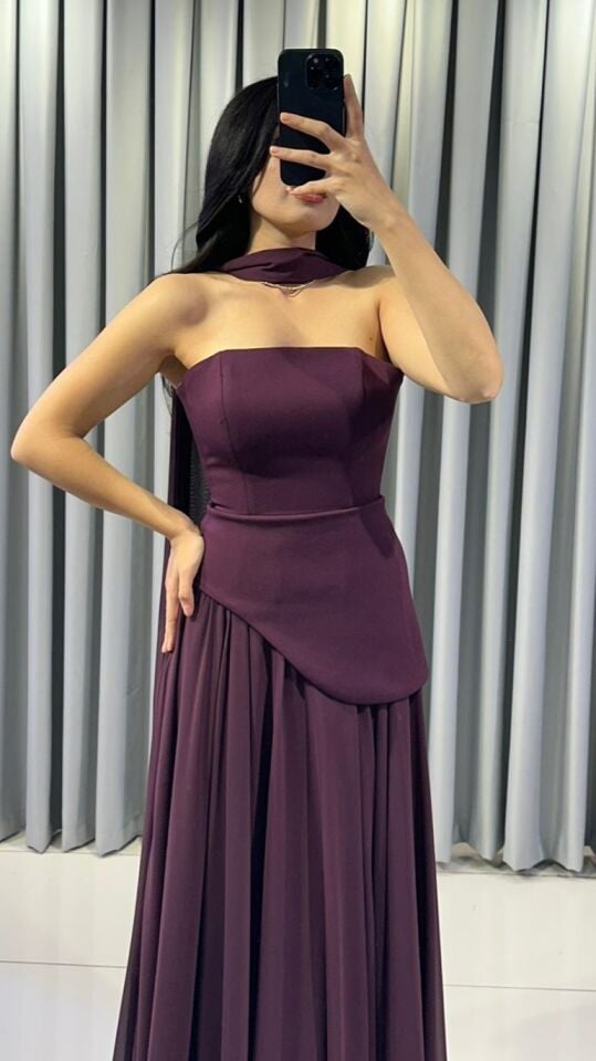 Straplez kesimli zarif drape detaylı uzun, akıcı etekle birleşen, şık sofistike Mürdüm   Abiye 42