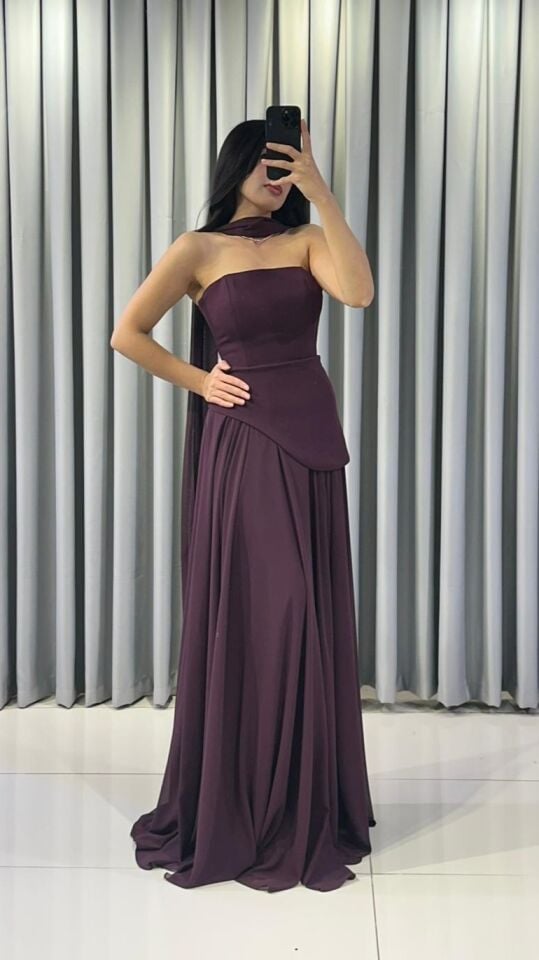 Straplez kesimli zarif drape detaylı uzun, akıcı etekle birleşen, şık sofistike Mürdüm   Abiye 38