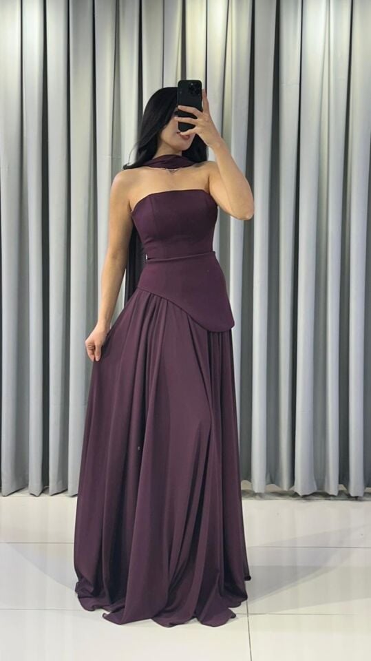 Straplez kesimli zarif drape detaylı uzun, akıcı etekle birleşen, şık sofistike Mürdüm   Abiye 42