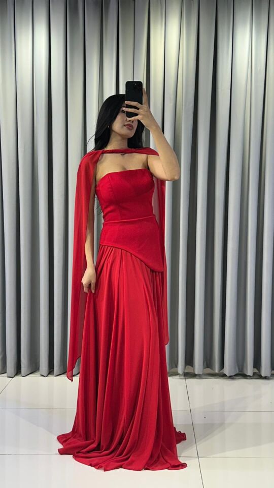 Straplez kesimli zarif drape detaylı uzun, akıcı etekle birleşen, şık sofistike Kırmızı   Abiye 42